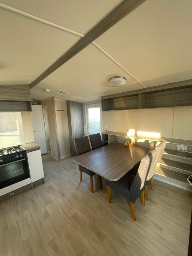 Delightful 6 Berth Holiday Home With Decking Area Chichester Esterno foto